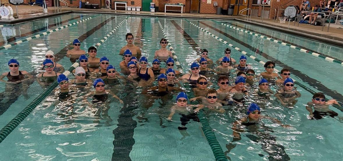 Colorado Blue swimmers together at the pool